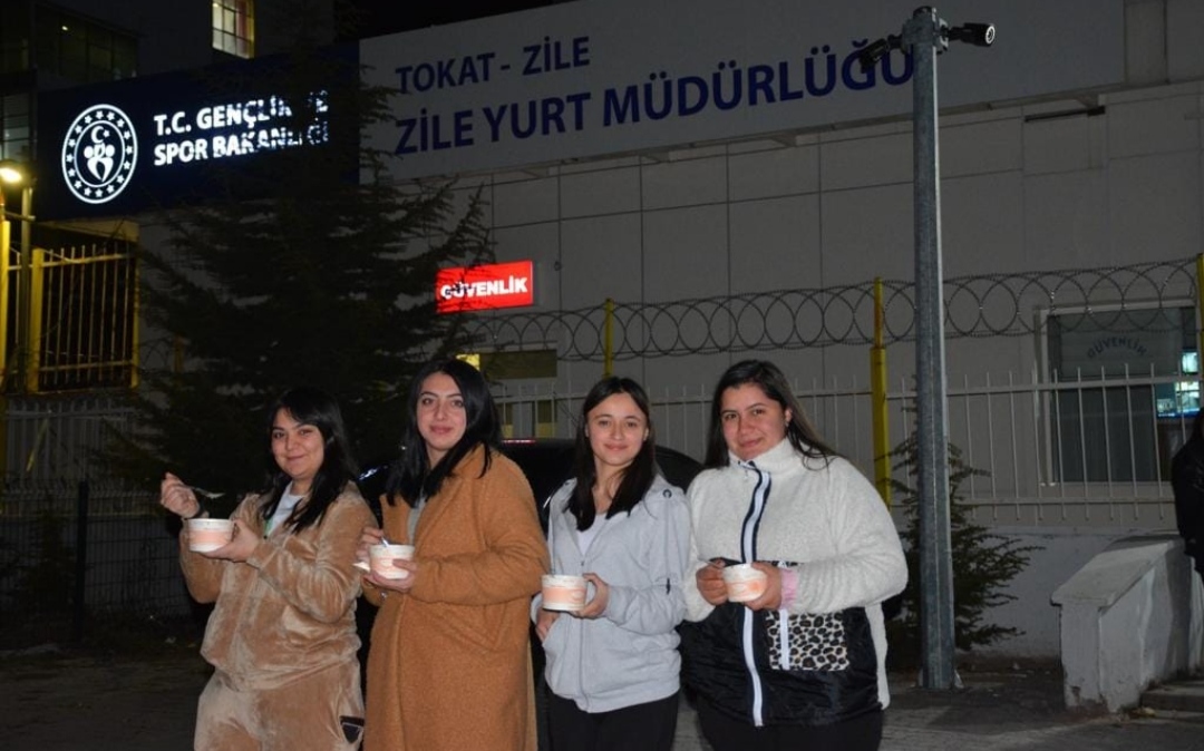 CHP’li Başkan Şükrü Sargın öğrencilere sıcak çorba ikramında bulunuyor