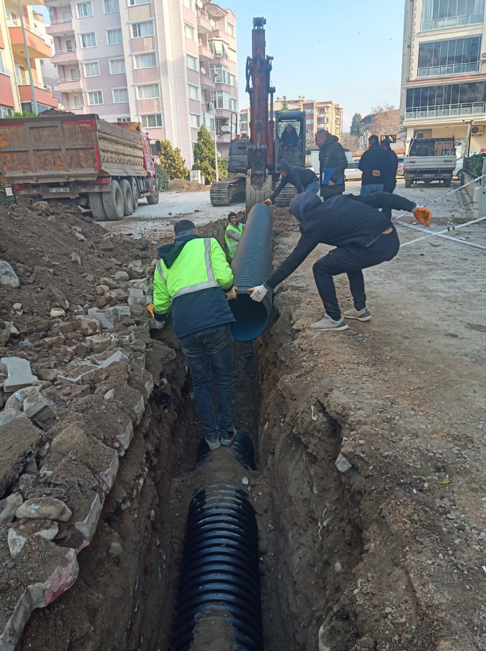 EDREMİT’TE YAĞMUR SULARI TEHLİKE OLMAKTAN ÇIKIYOR