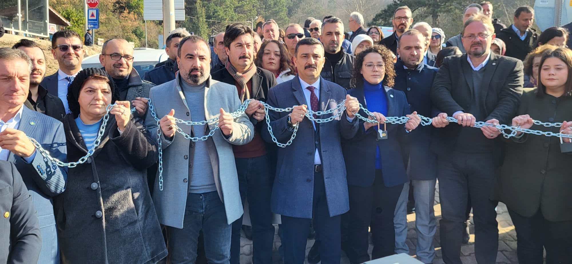 İYİ Parti’nin Uludağ zincirli-kilitli Basın Açıklamasına Bursa Valiliği izin vermedi: