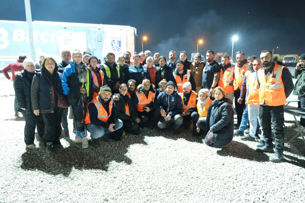 BODRUM BELEDİYESİ EKİPLERİ ENKAZDA ONLARCA CAN KURTARDI