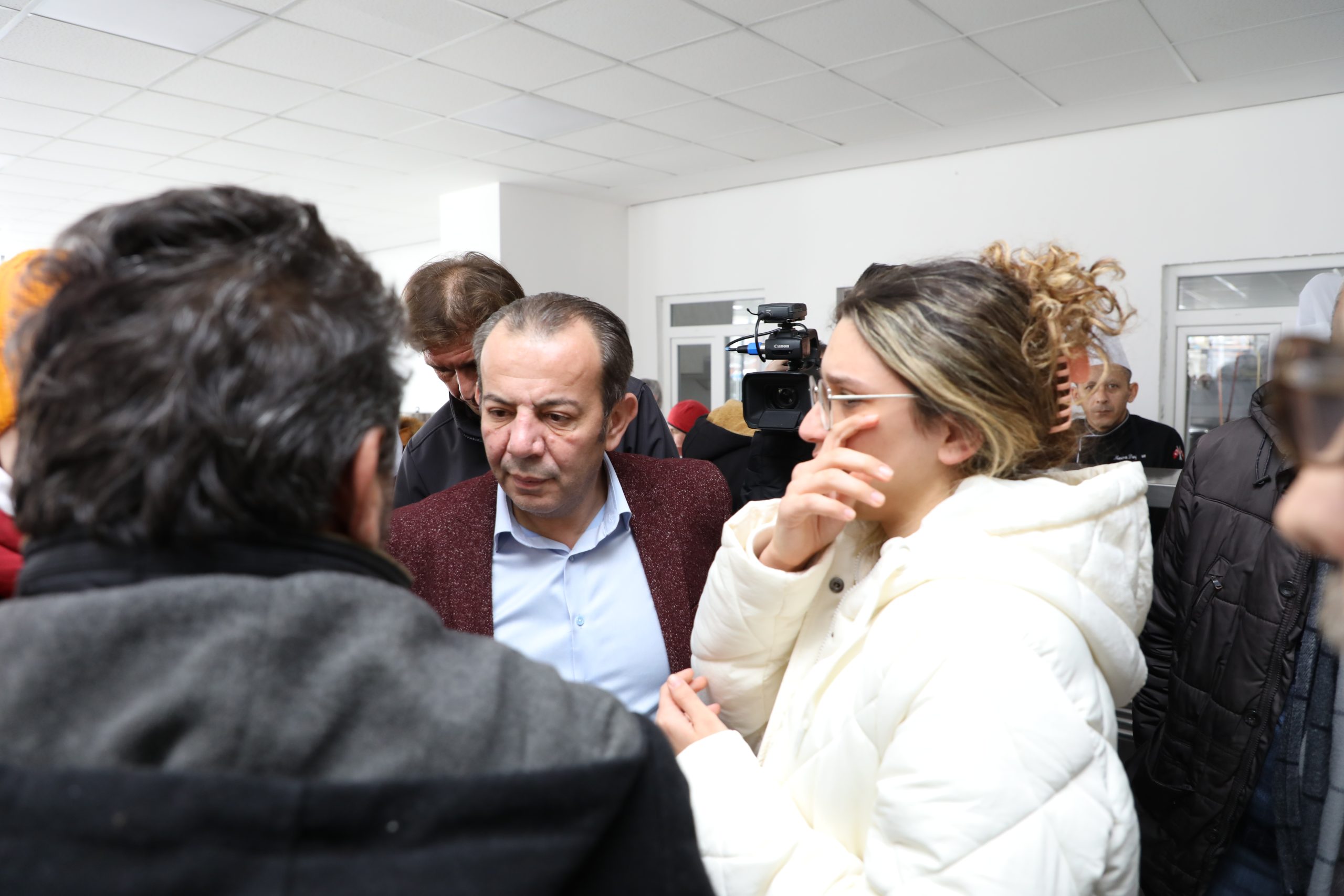 Başkan Özcan, depremzede vatandaşları aşevinde ziyaret etti