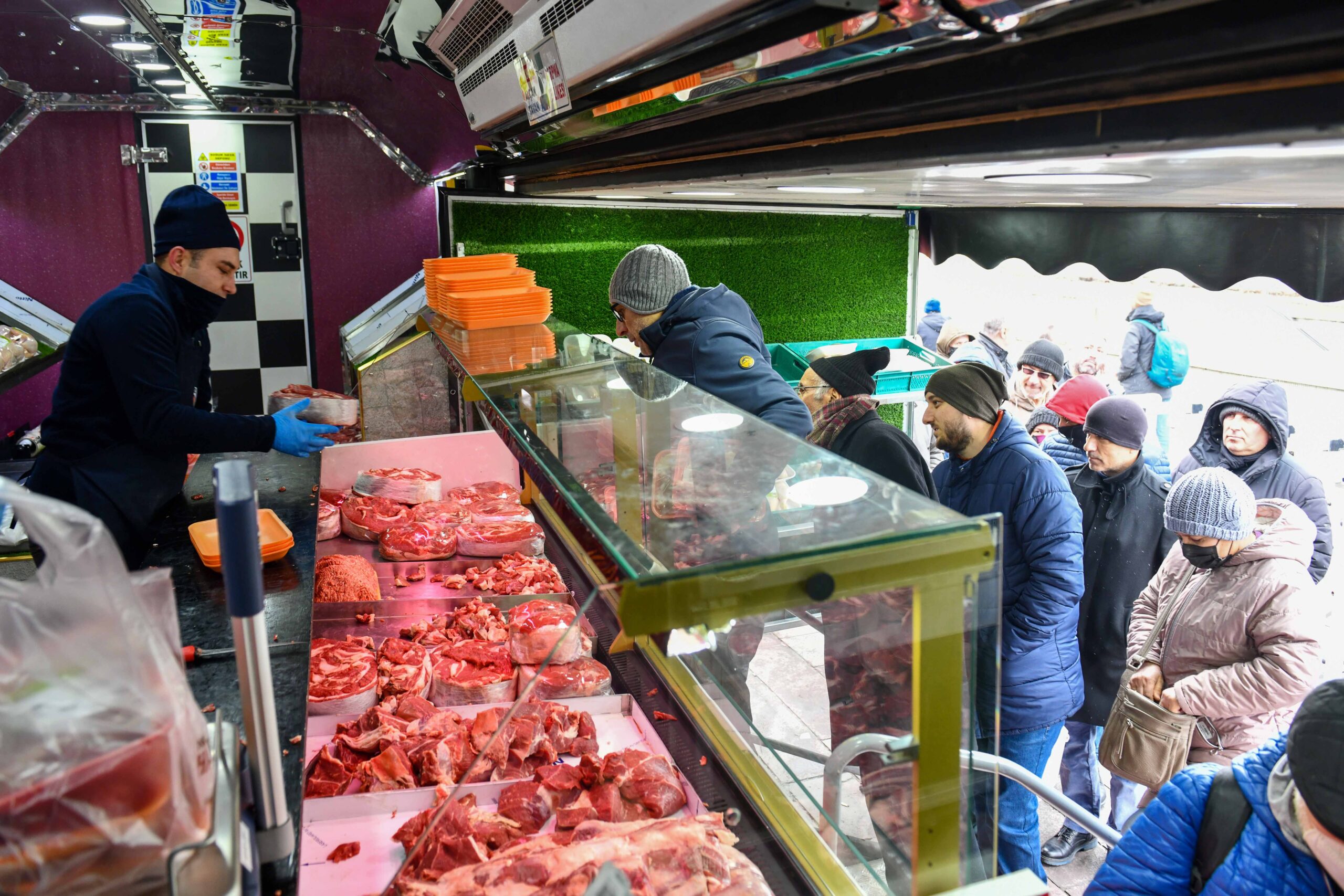 Mansur Yavaş’tan Ramazan Ayında Ucuz Et Reyonlarıyla Büyük İlgi: “Dayanışmayla Daha Güçlüyüz”