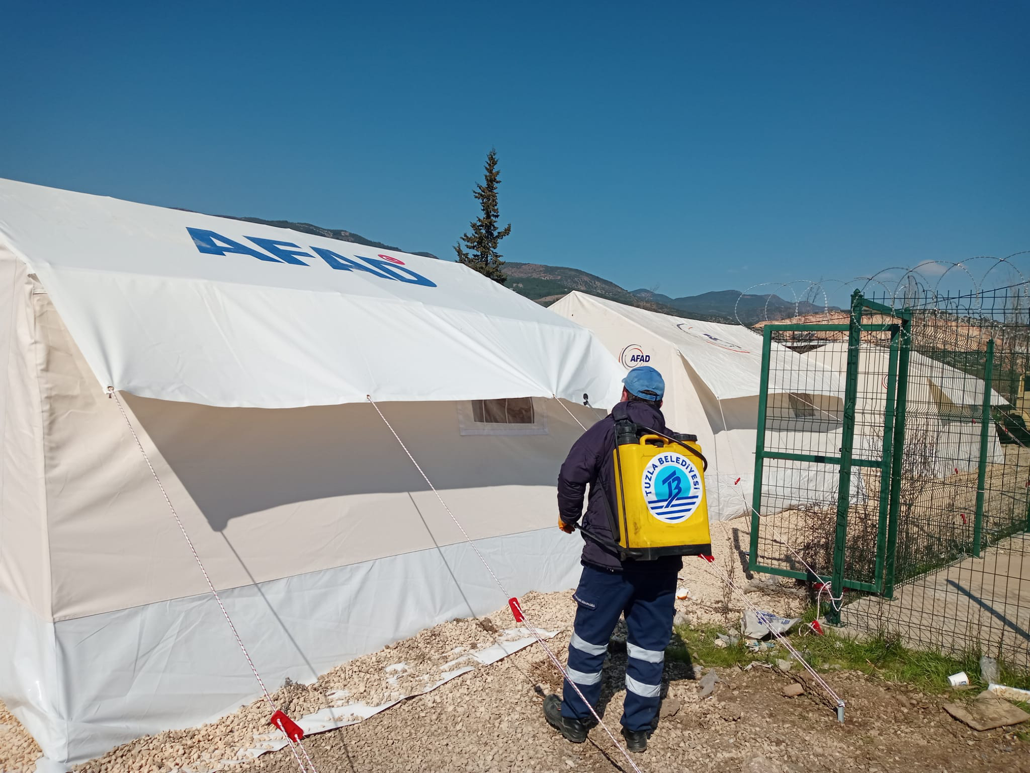 TUZLA BELEDİYESİ EKİPLERİ, ÇADIR KENTLERDE DEZENFEKTE ÇALIŞMALARI YAPIYOR