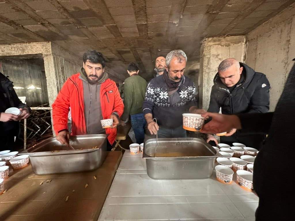 Tunceli Belediye Başkanı Fatih Mehmet Maçoğlu, depremzedelere sıcak çorba ikramında bulundu