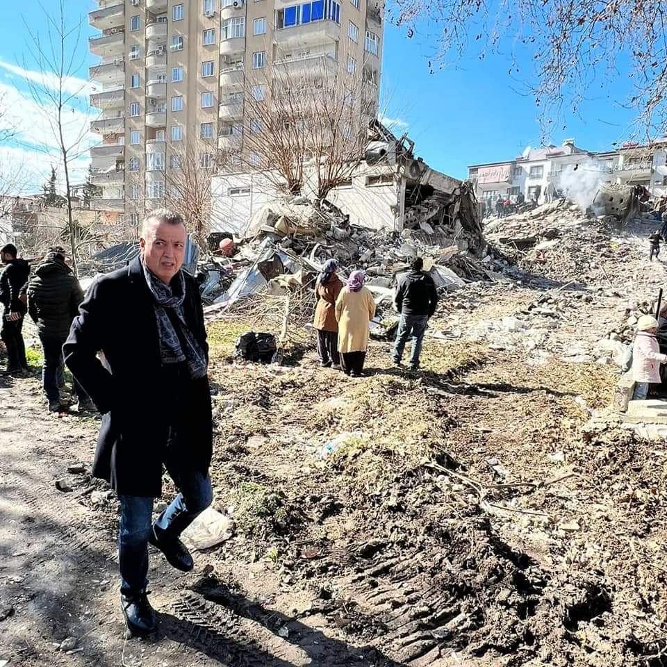 BAŞKAN İLGEZDİ’NİN DEPREM BÖLGESİNE GÖNDERDİĞİ, ATAK EKİBİ HAYAT KURTARMAYA DEVAM EDİYOR