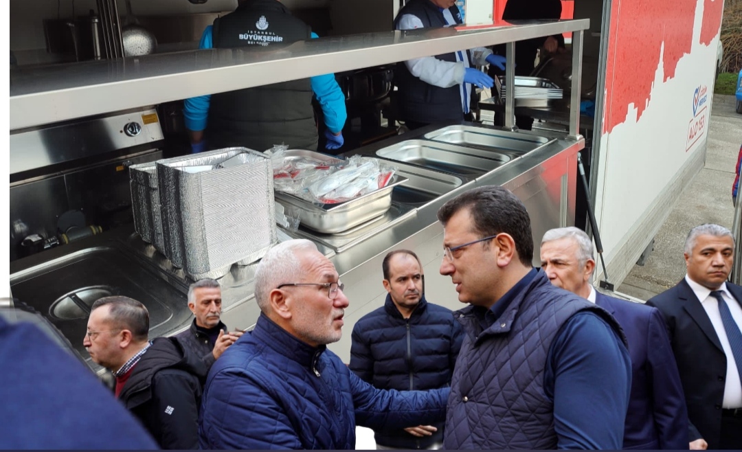 İBB BAŞKANI İMAMOĞLU HATAY’DA SICAK YEMEK DAĞITMAYA BAŞLADI
