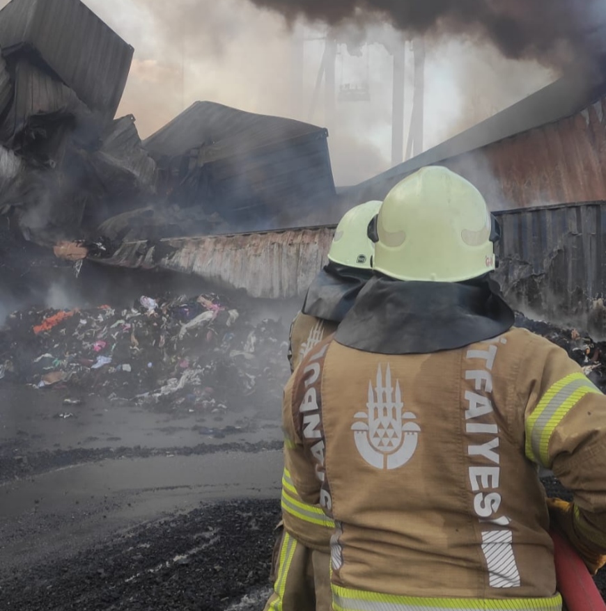 İSKENDERUN LİMANI’NDAKİ YANGINDA SOĞUTMA ÇALIŞMALARI SÜRÜYOR