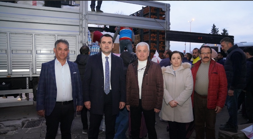 Finikeli vatandaşların destekleriyle toplanan 3 tır, 7 kamyon yardım depremzedelere ulaştırıldı