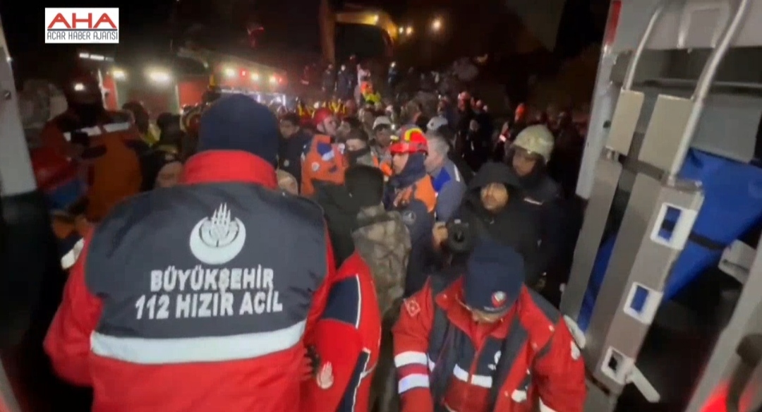 İSTANBUL BÜYÜKŞEHİR BELEDİYE EKİPLERİ, DEPREMDE 162. SAATTE VATANDAŞI SAĞ ÇIKARDI