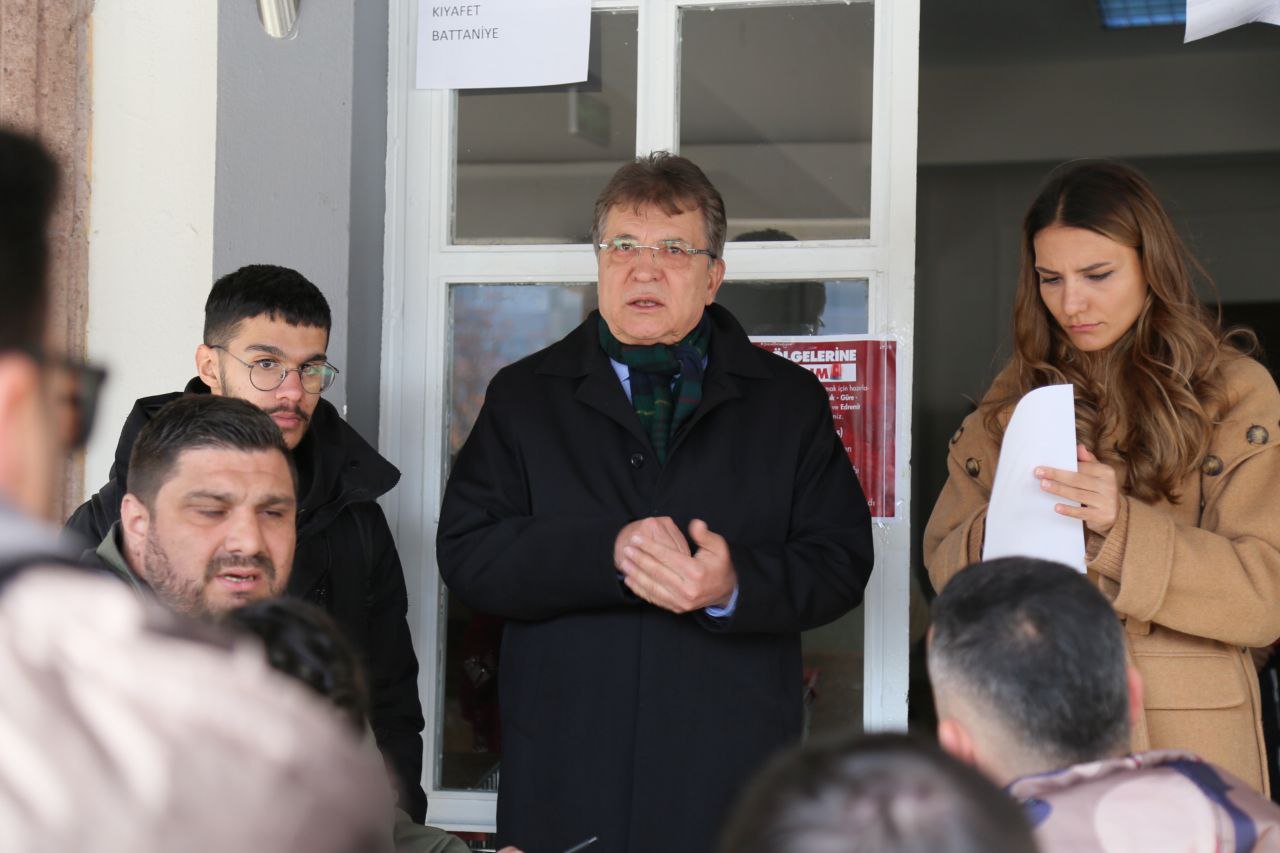 EDREMİT BELEDİYESİ DEPREMZEDELERİN YANINDA EDREMİT’E GELEN DEPREMZEDELERE ŞEFKAT ELİ ULAŞIYOR