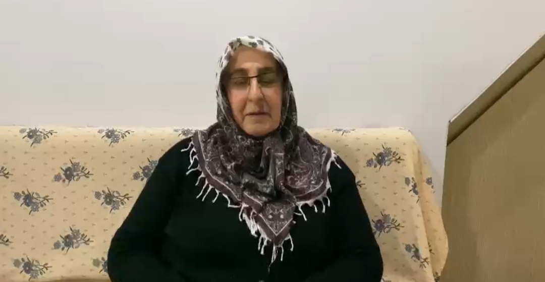 ŞEHİT OĞLUNUN GÖZÜ GİBİ SAKLADIĞI EŞYALARINI DEPREMZEDELERE GÖNDERDİ