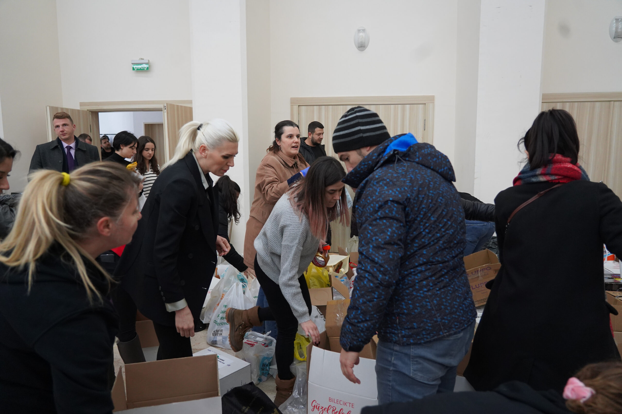 BİLECİK BELEDİYE BAŞKANI MELEK MIZRAK SUBAŞI, DEPREM BÖLGESİNE YARDIM TIR’LARI GÖNDERDİ