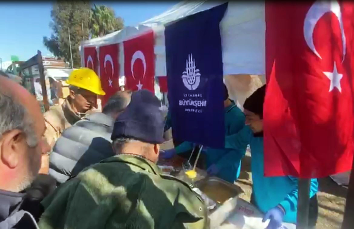İBB DEPREM BÖLGESİNDE YEMEK VE YARDIM DAĞITIMINI SÜRDÜRÜYOR