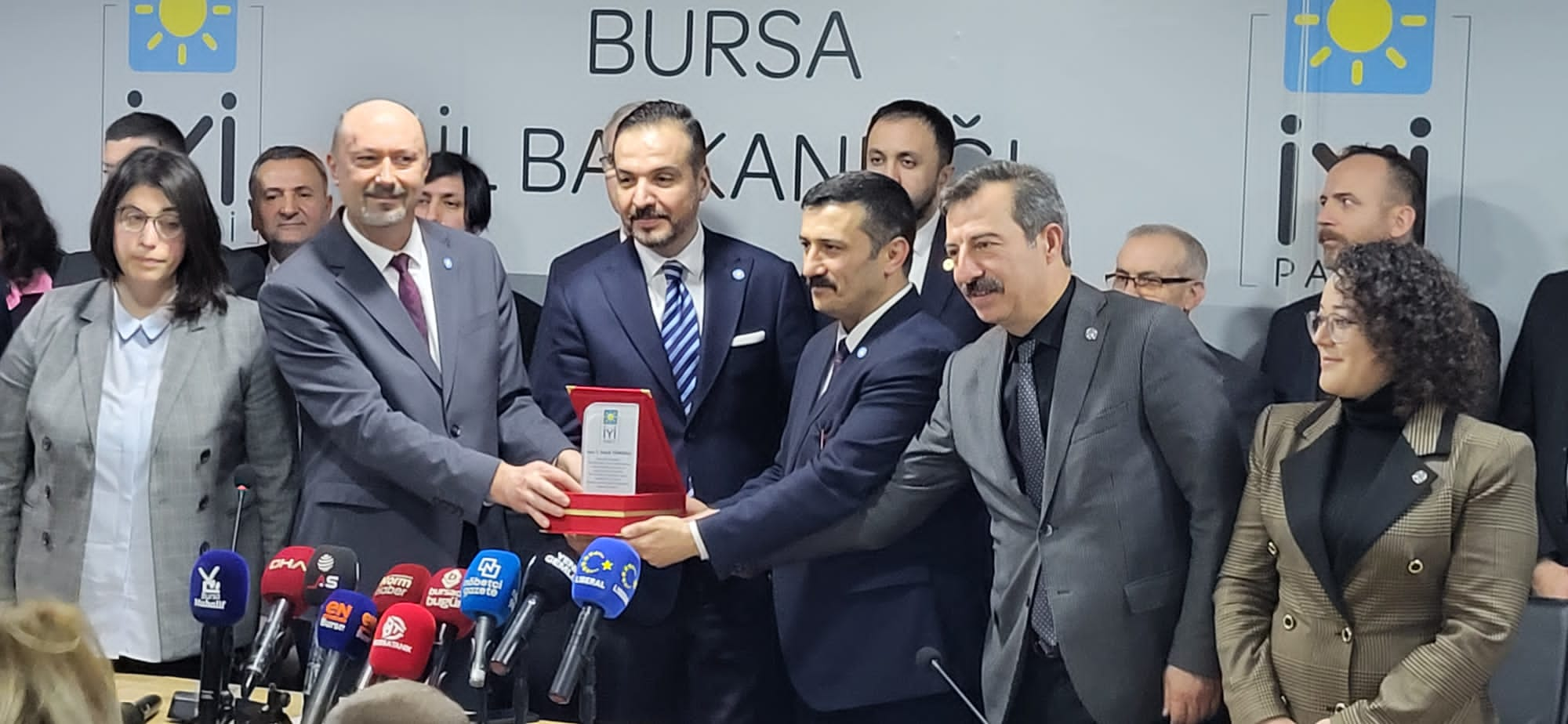 Çiçeği burnunda Başkan, İYİ Parti Bursa’da, Dr. Hasanoğlu ve Yönetimi mazbatayı alıp kolları sıvadı: