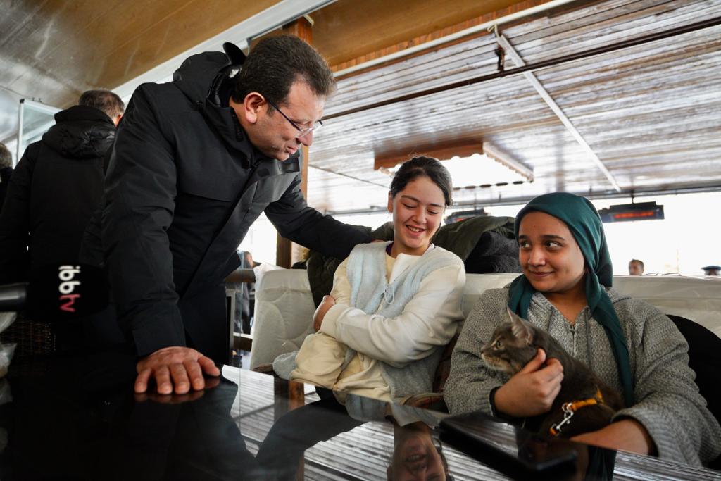 BAŞKAN İMAMOĞLU’NDAN YARDIM İSTEYEN DEPREMZEDE GENÇ KIZA: “KİMSE BU MEMLEKETTE YALNIZ KALAMAZ”