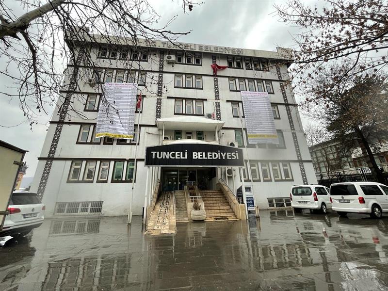 Tunceli Belediyesi 2022 Gelir Gider Tablosunu başkanlık binasına asarak halkla paylaştı