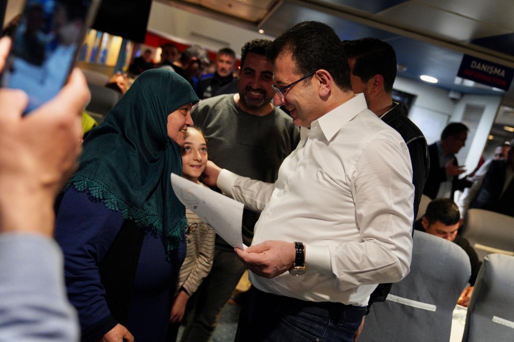 Akşener ve İmamoğlu’na dert yanan, Depremzede vatandaşın, “Sabaha kadar yağmurun altında kaldım. Bir Allah’ın kulu gelip bana, ‘Al şu suyu iç demedi.