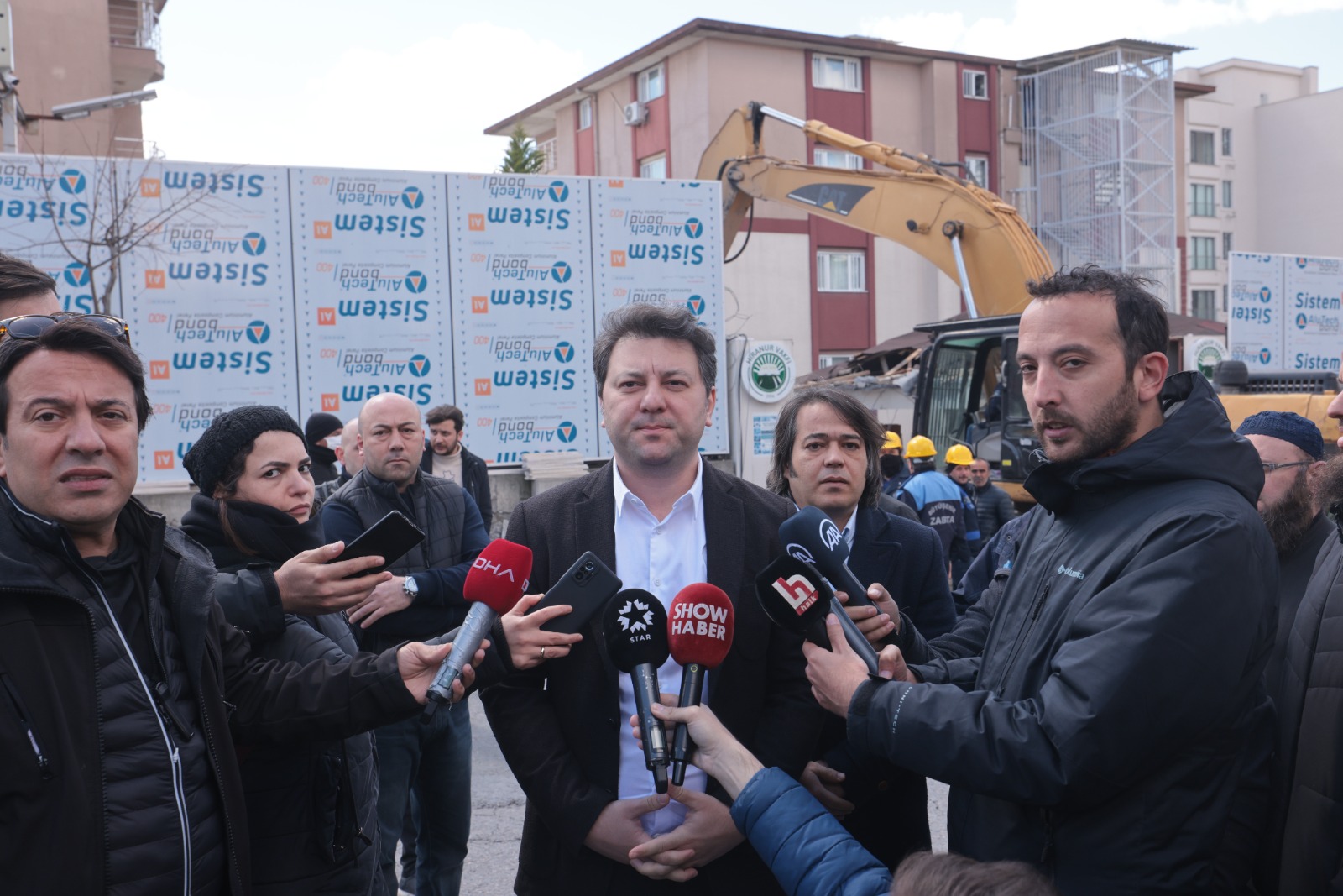 İBB ekipleri harekete geçti. Hiranur Vakfı’na ait kaçak yapıların yıkımını gerçekleştirdi