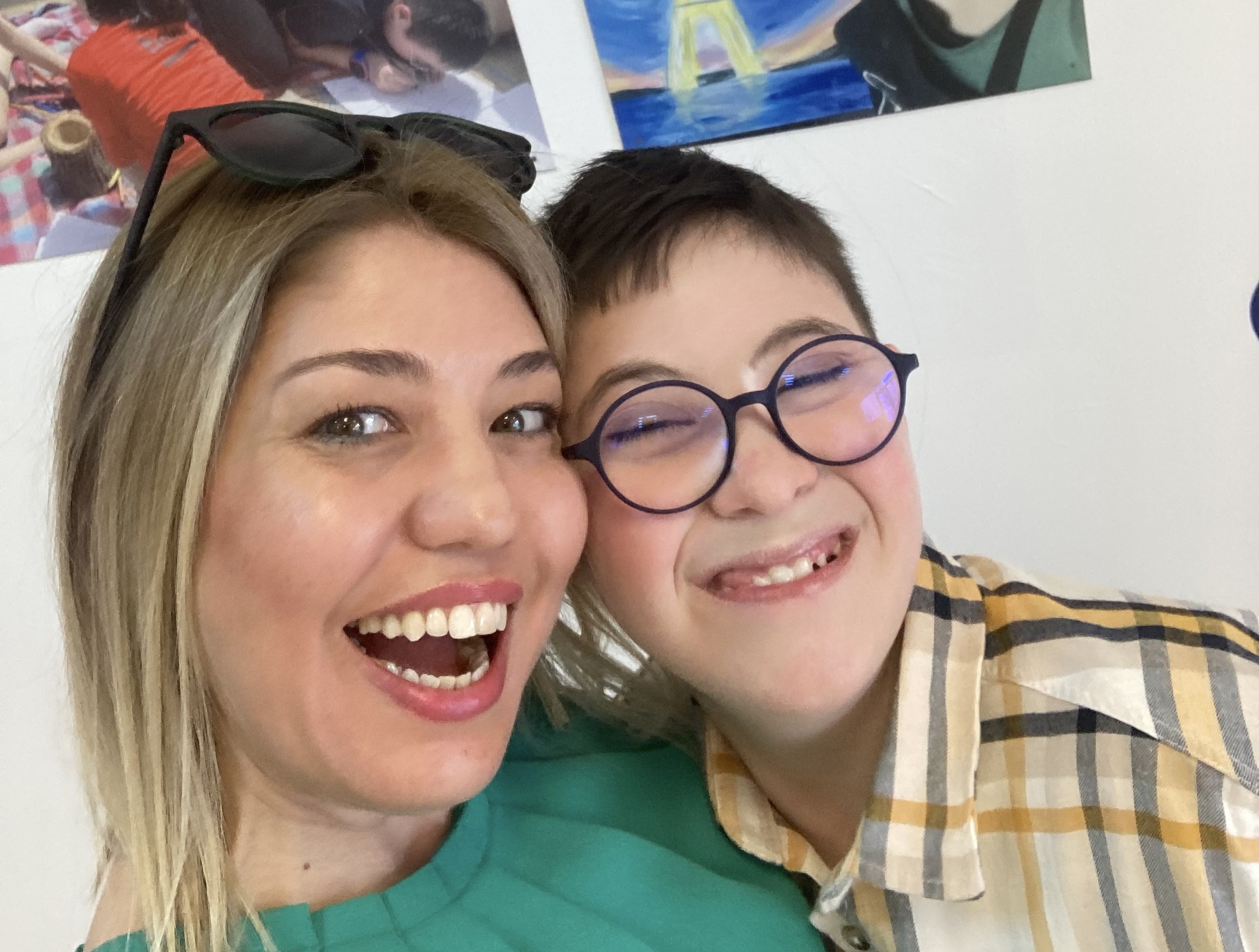 “13 yaşındaki down sendromlu ressam SARP’ın resimleri büyük ilgi gördü!…”