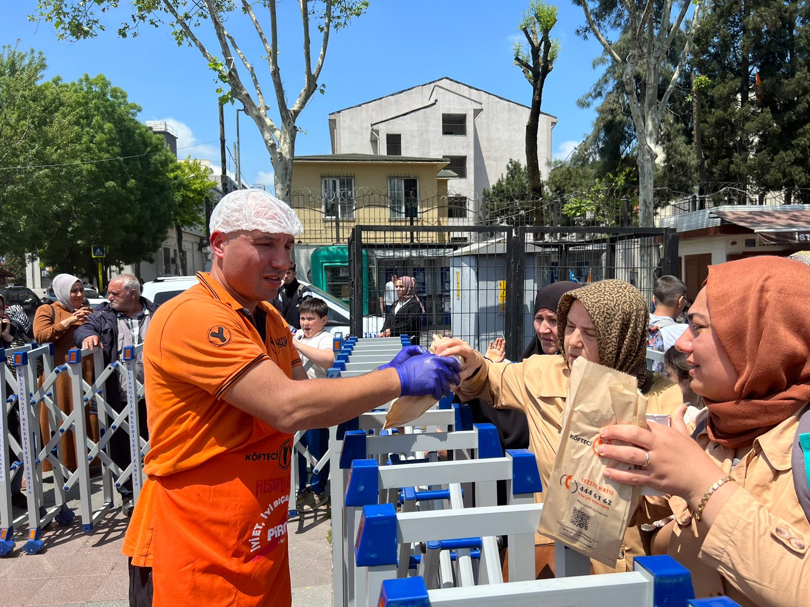 Güngör Ailesi Babasının Hayrına 5000 Ekmek Arası Köfte Dağıttı