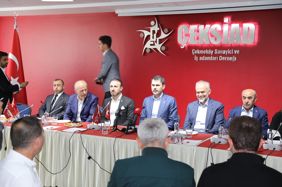 Çekmeköy Belediye Başkanı Ahmet Poyraz, ÇEKSİAD’ı ziyareti sırasında bölgede önemli konumda olan iş insanlarına sert çıktı.