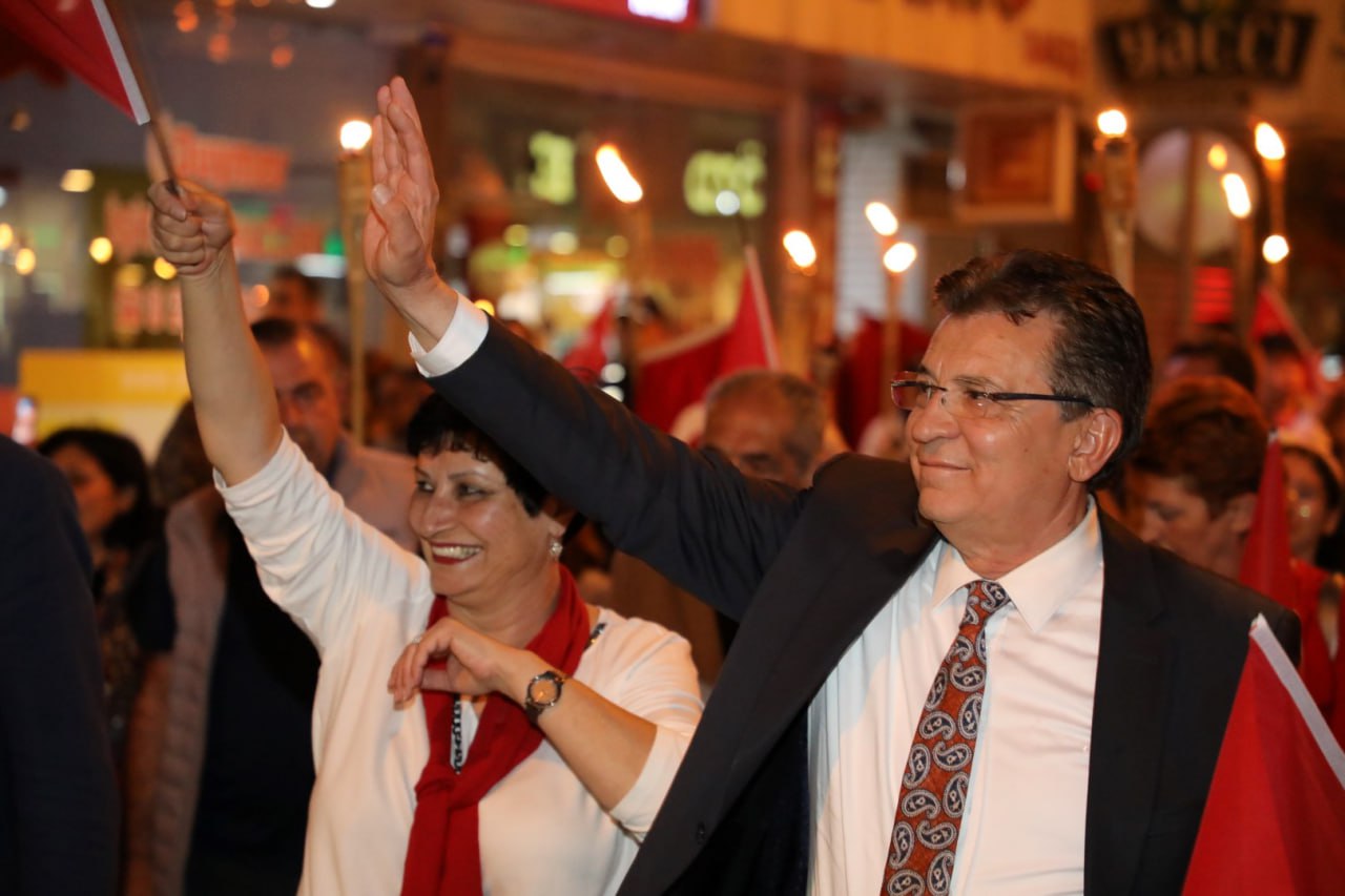 19 MAYIS COŞKUSU EDREMİT’İ SARDI, GENÇLER EMRE AYDIN KONSERİYLE COŞTU