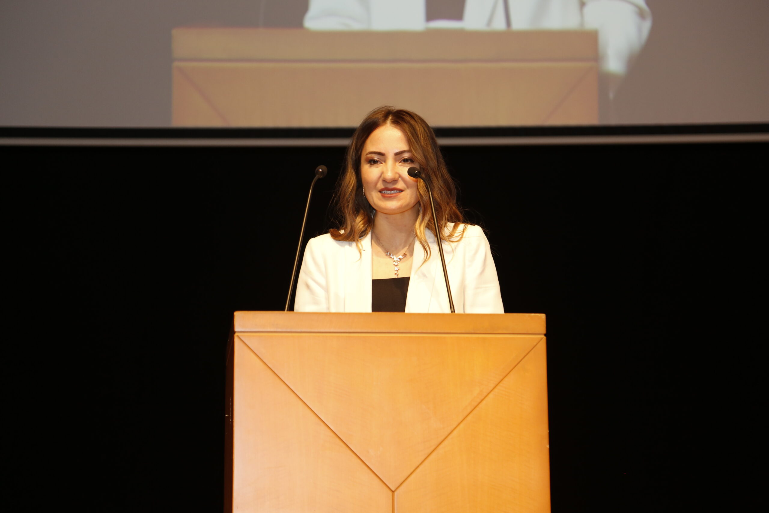 İLMEKLER DEPREMZEDE ÇOCUKLAR VE KADINLAR İÇİN ATILDI