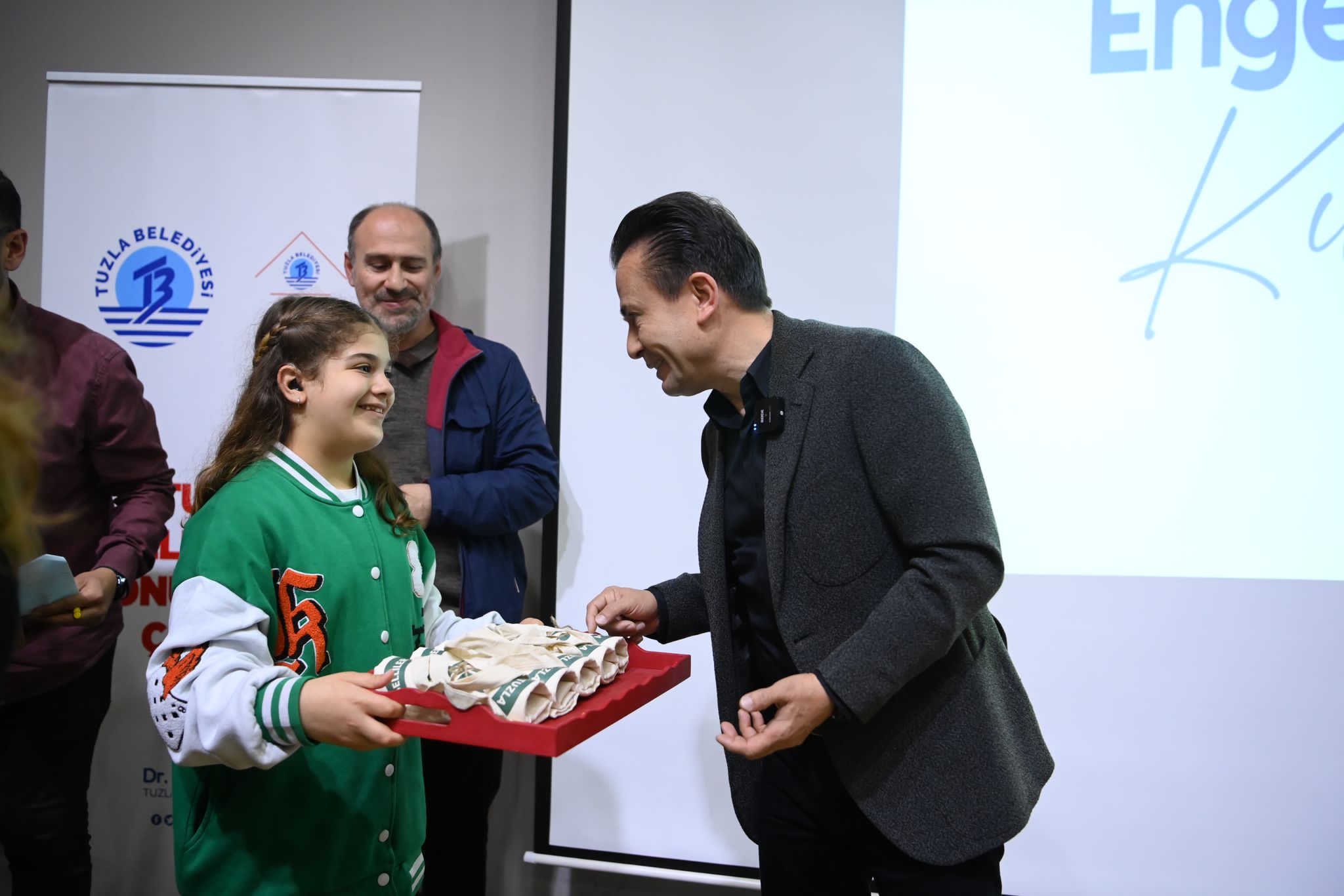 Tuzla Belediyesi, İşitme Ortaokulu’na uygulama sınıfı açtı