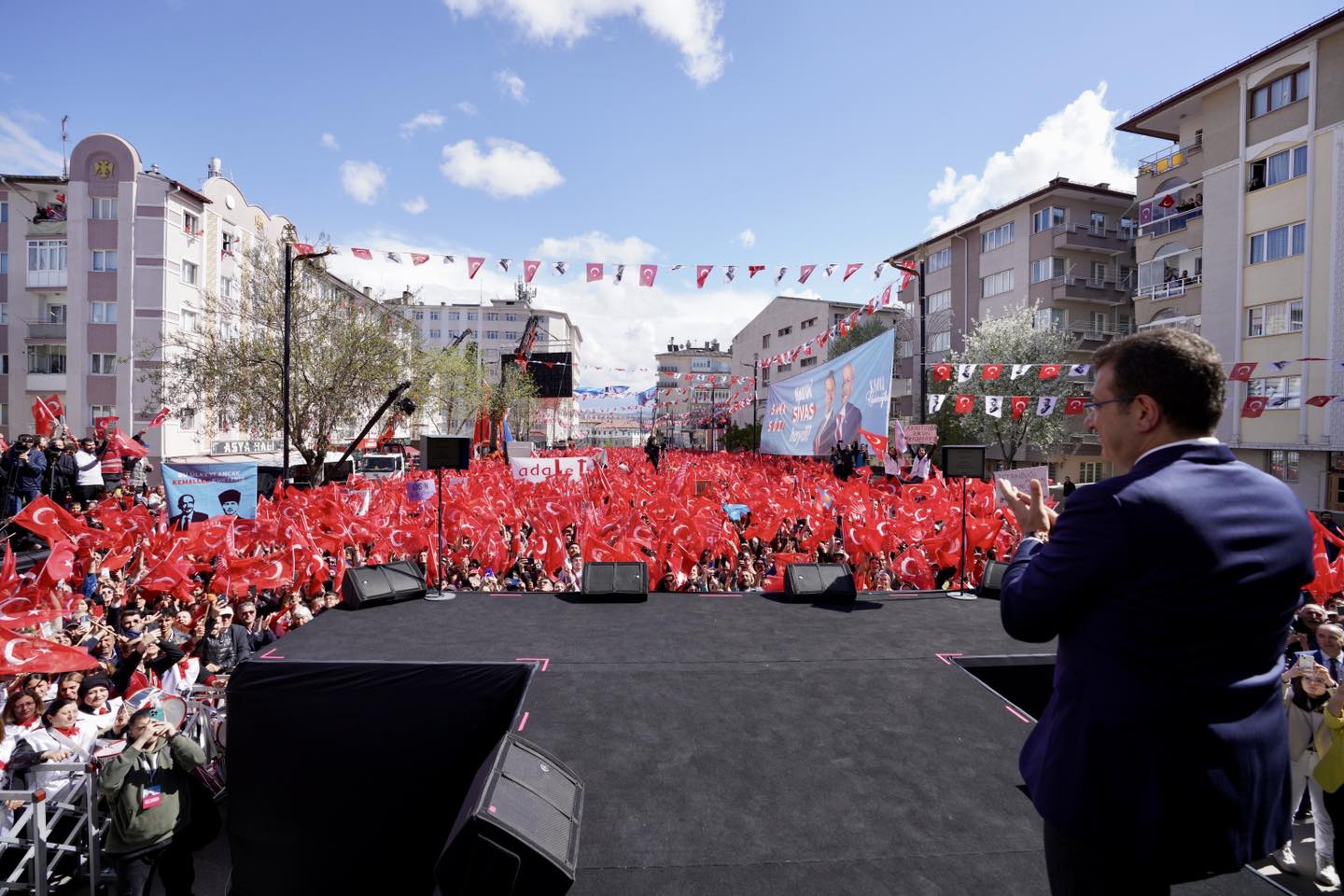 Başkan İmamoğlu’nun Seçim Otobüsüne Erzurum’da TERÖR Saldırısı