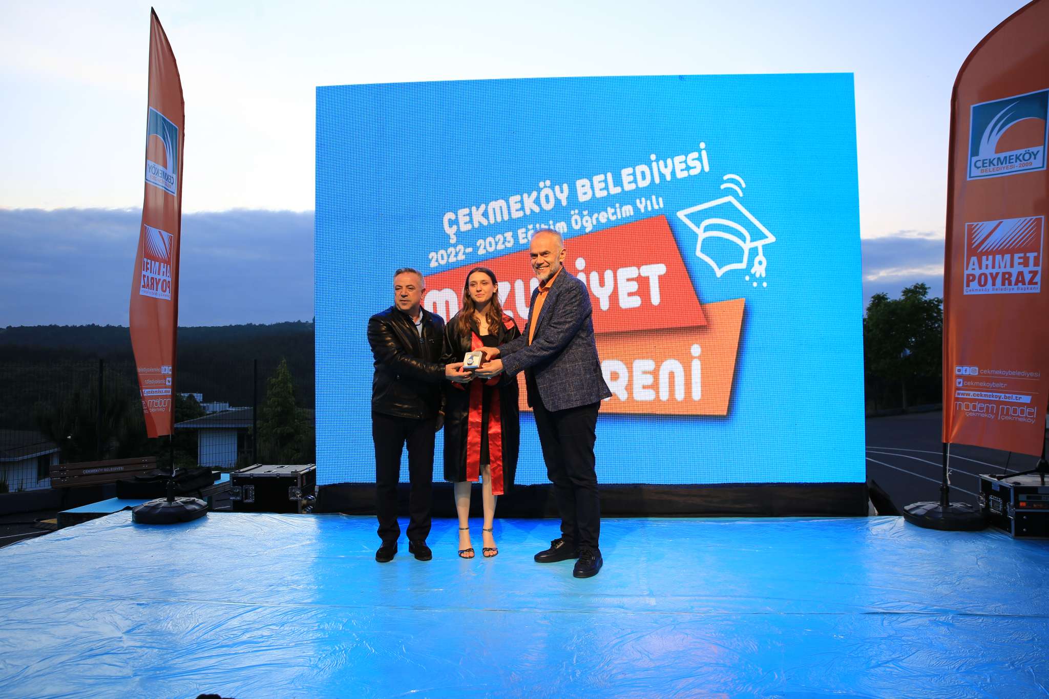 ÇEKMEKÖY’DE LİSELİ GENÇLERİN MEZUNİYET COŞKUSU