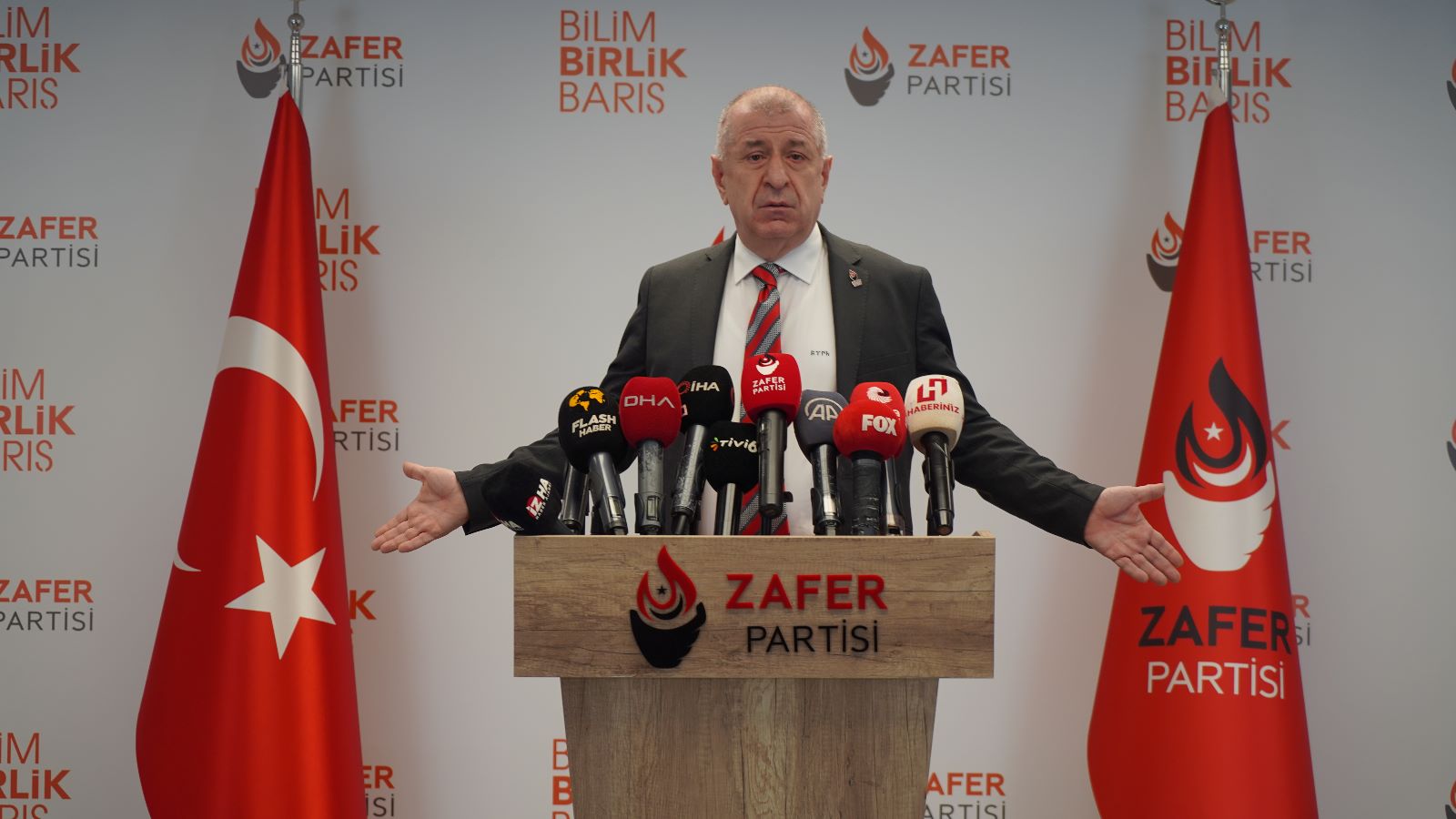 Prof. Dr. Ümit Özdağ'dan Sert Eleştiriler: "KKTC'nin Kuruluş Yıl Dönümü AKP'nin Silik Politikalarıyla Gölgeleniyor, TBMM Öcalan'ın Ayağına Götürülüyor"