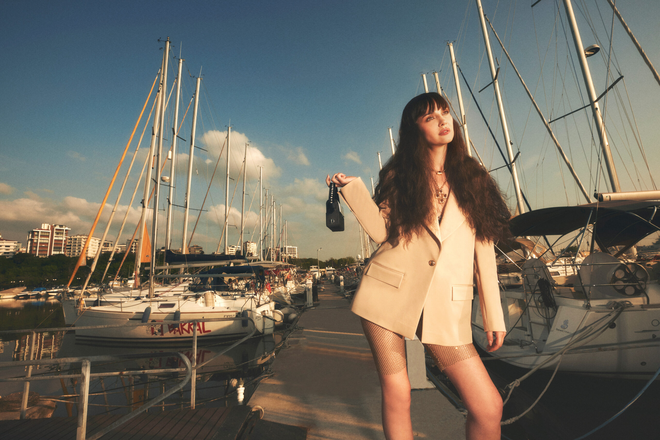 İREM HELVACIOĞLU “ÖZEL HAYATIMI, GÜNLÜK RUTİNLERİMİ DAHA UZAKTAN YAŞIYORUM”