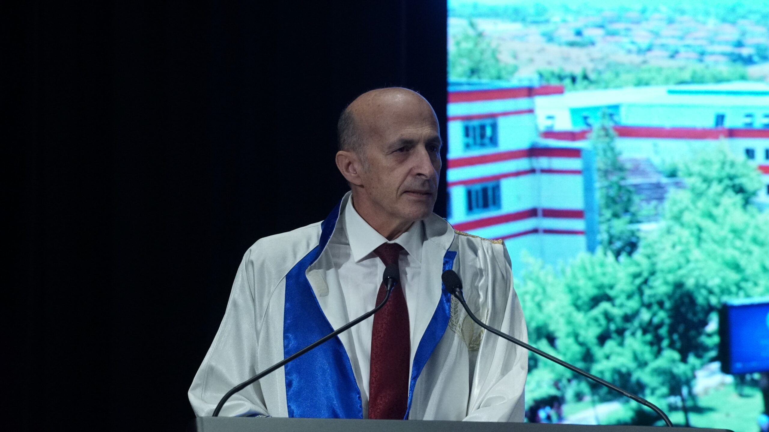 Okan’da mezuniyet sevinci