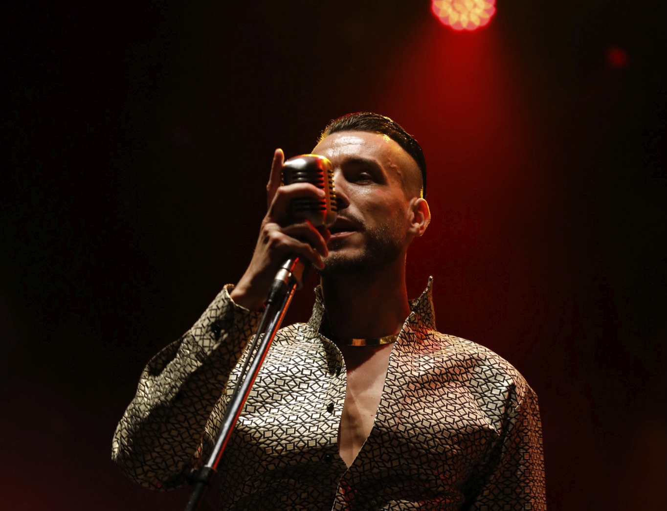 CEM ADRIAN’DAN DUYGU YÜKLÜ BİR SAHNE PERFORMANSI