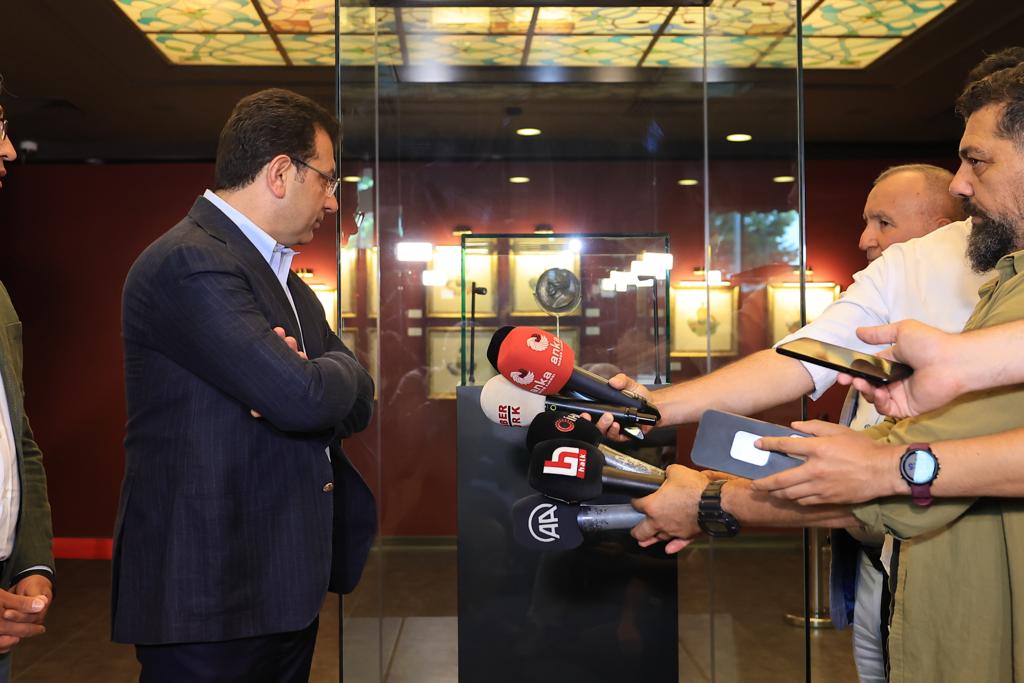 İMAMOĞLU, FATİH’İN MADALYONU EVİNDE SERGİLENMEYE BAŞLADI İMAMOĞLU FATİH SULTAN MEHMET O ÇAĞA GÖRE DEĞİŞİMİN ÖNCÜSÜ