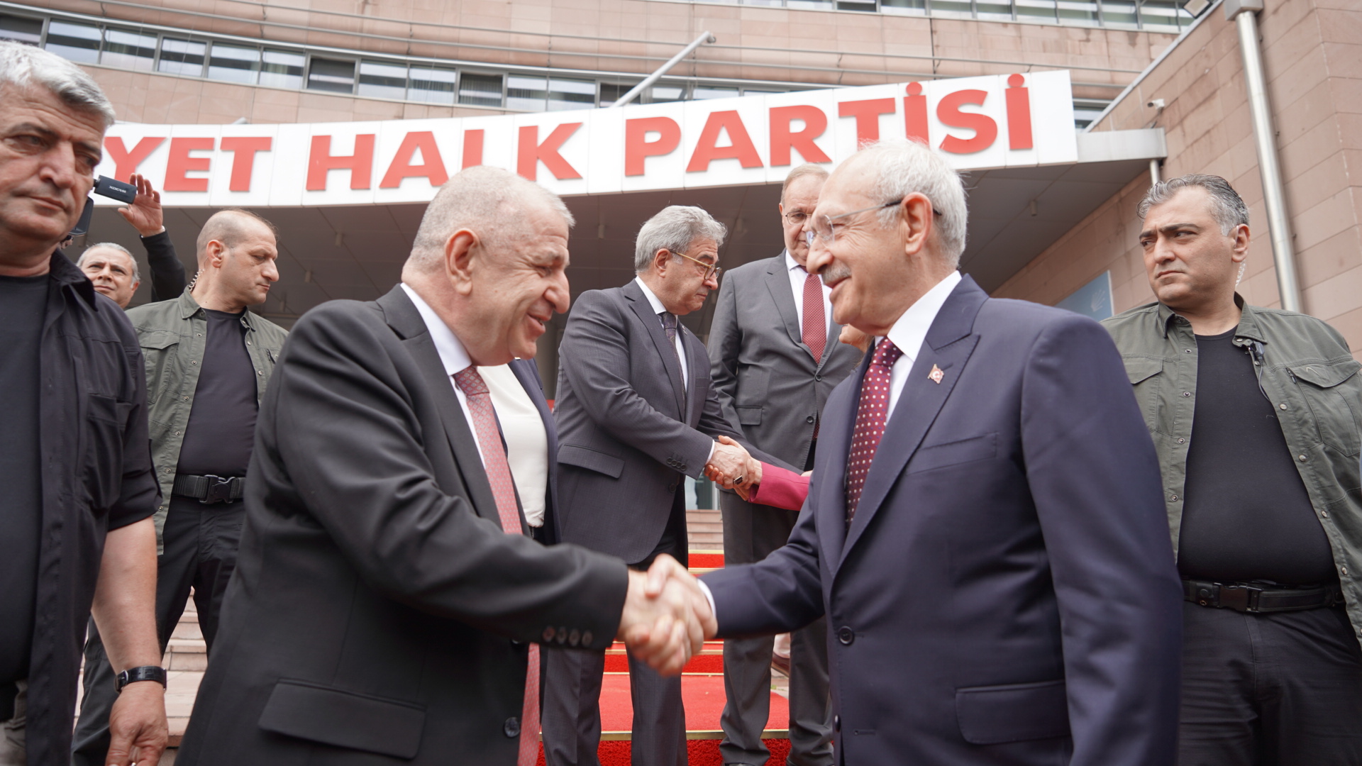 Son Dakika: Hikmet Çetin’den Kılıçdaroğlu’na Sert Çıkış: “Partinin Başına Geçerse Sokağa Çıkamaz”