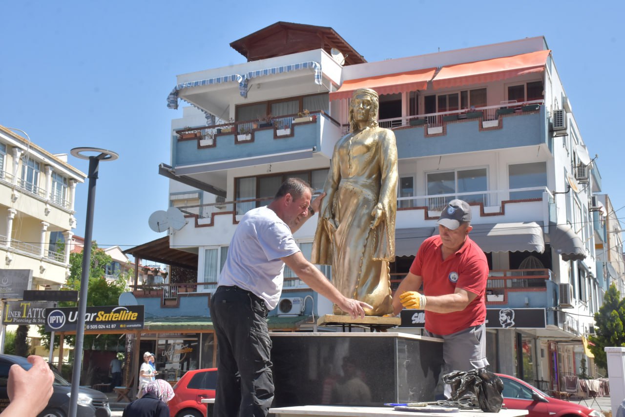 Edremit Sarıkız Meydanı yenilendi