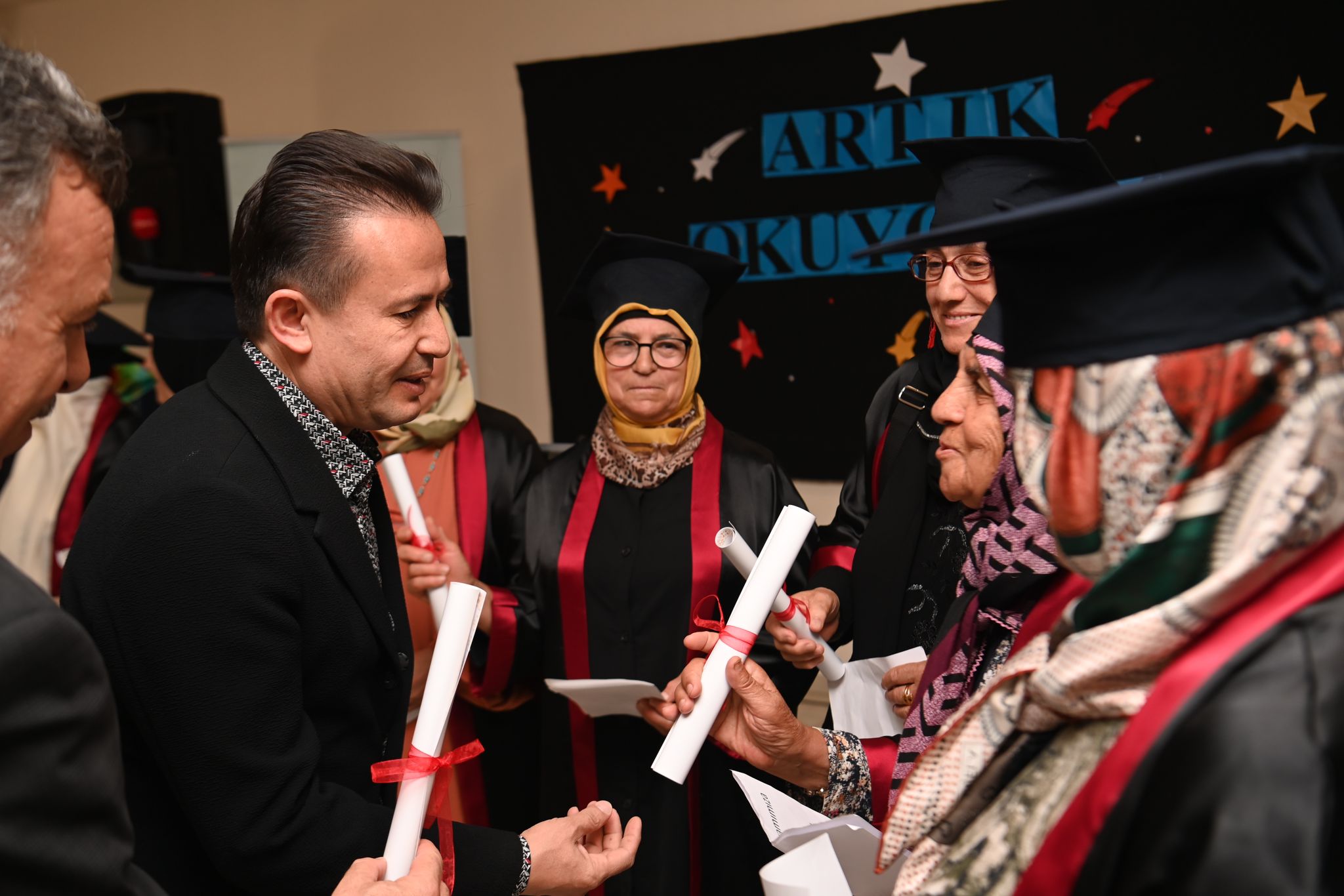 65 YAŞ ÜSTÜ BÜYÜKLER OKUMA YAZMA ÖĞRENDİ, İLK KEZ KEP ATMA HEYECANI YAŞADI