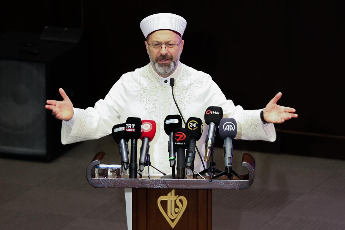 Diyanet İşleri Başkanı Prof. Dr. Ali Erbaş, bu sene kurban yardımları konusunda deprem bölgesine ve yurt içine öncelik vereceklerini duyurdu