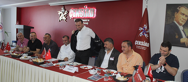 ÇEKSİAD, mevcut başkan Erdal Albayrak kongrede “Biz Trabzonlularda gelenek olduğu üzere modaya ben de uyuyorum” diyerek ceketini çıkardı