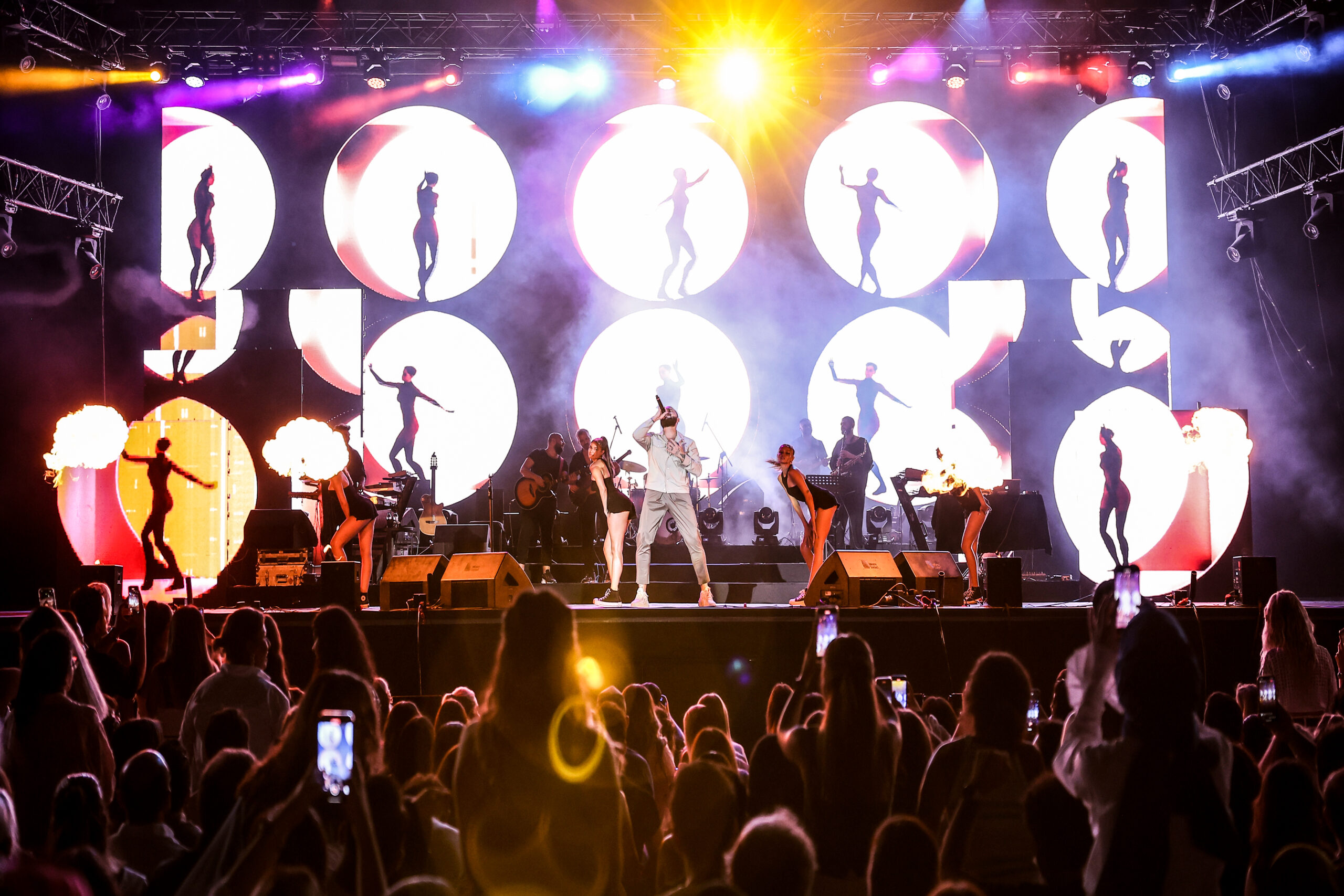 BERKAY’DAN YAZ GECESİ ESİNTİSİ! / BERKAY’IN SAHNESİNE OĞUZHAN KOÇ KONUK OLDU