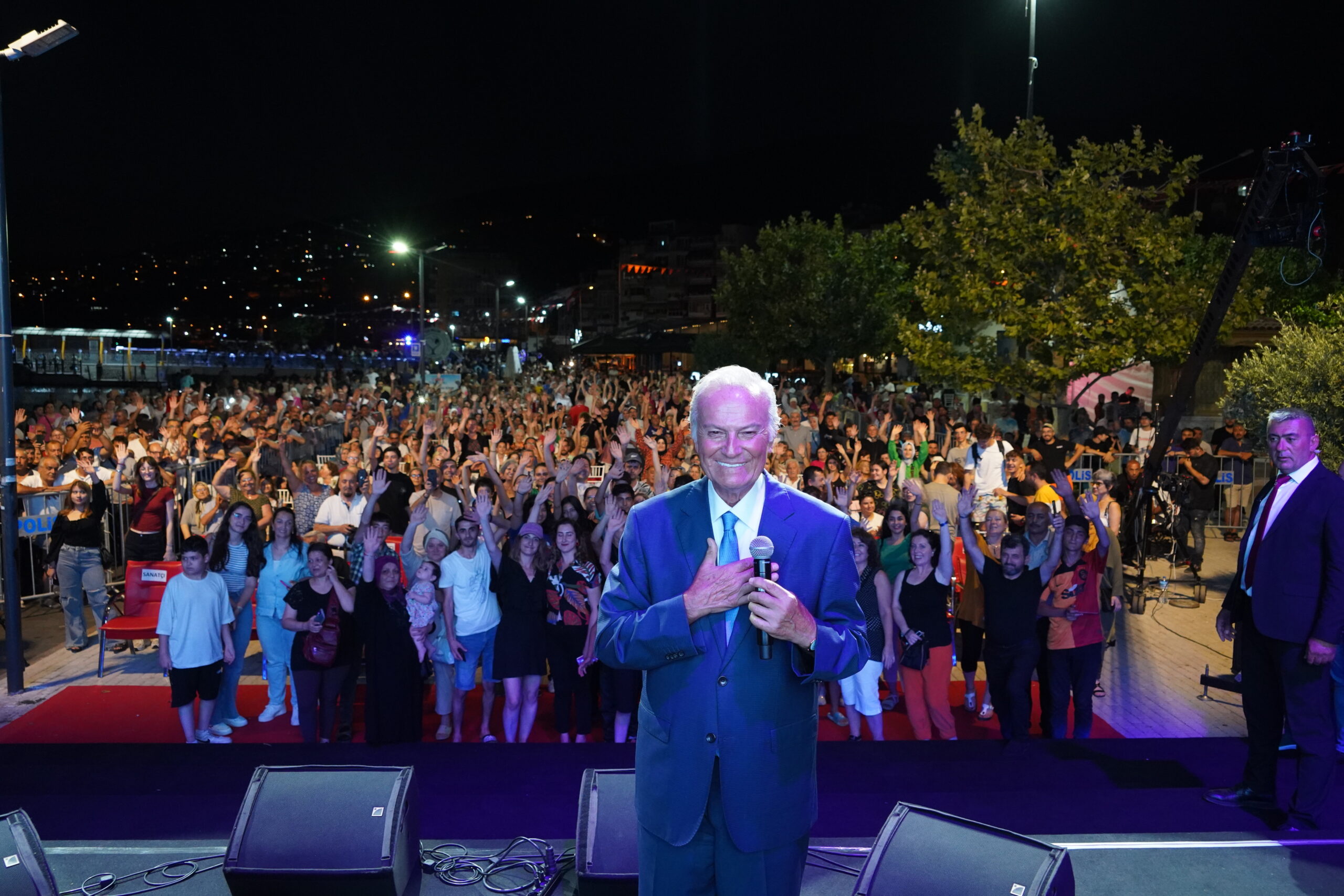 EDİZ HUN’DAN EŞİNE TEŞEKKÜR GEMLİK’TE UNUTULMAZ SOHBET