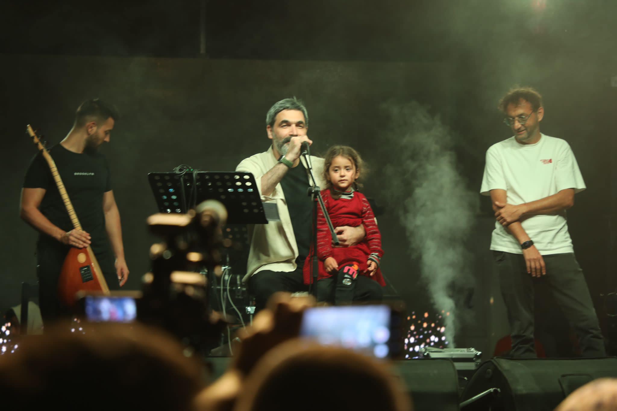  Çekerek ilçesinde sahne alan sanatçı Uğur Işılak binlerce hayranıyla doğruya doğru şarkısını söyledi