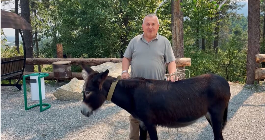 “Tek Kişilik Mücadelesiyle Dikkat Çeken Cemal Enginyurt: Mizahi Yaklaşımıyla Siyasete Farklı Bir Renk Katıyor”