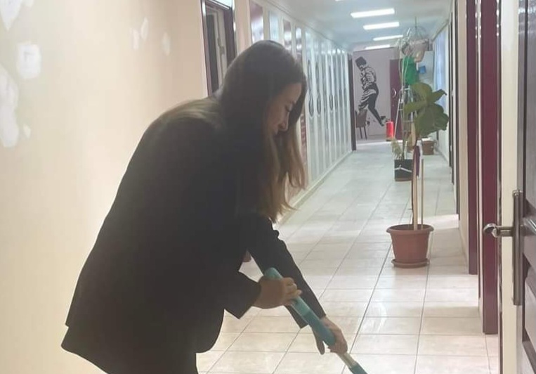 Çekmeköy’de Bugün Sosyal Medyayı Sallayan Kare: CHP’li İlçe Başkanı Melda Tanışman Tutan Temizlik Yaparken!