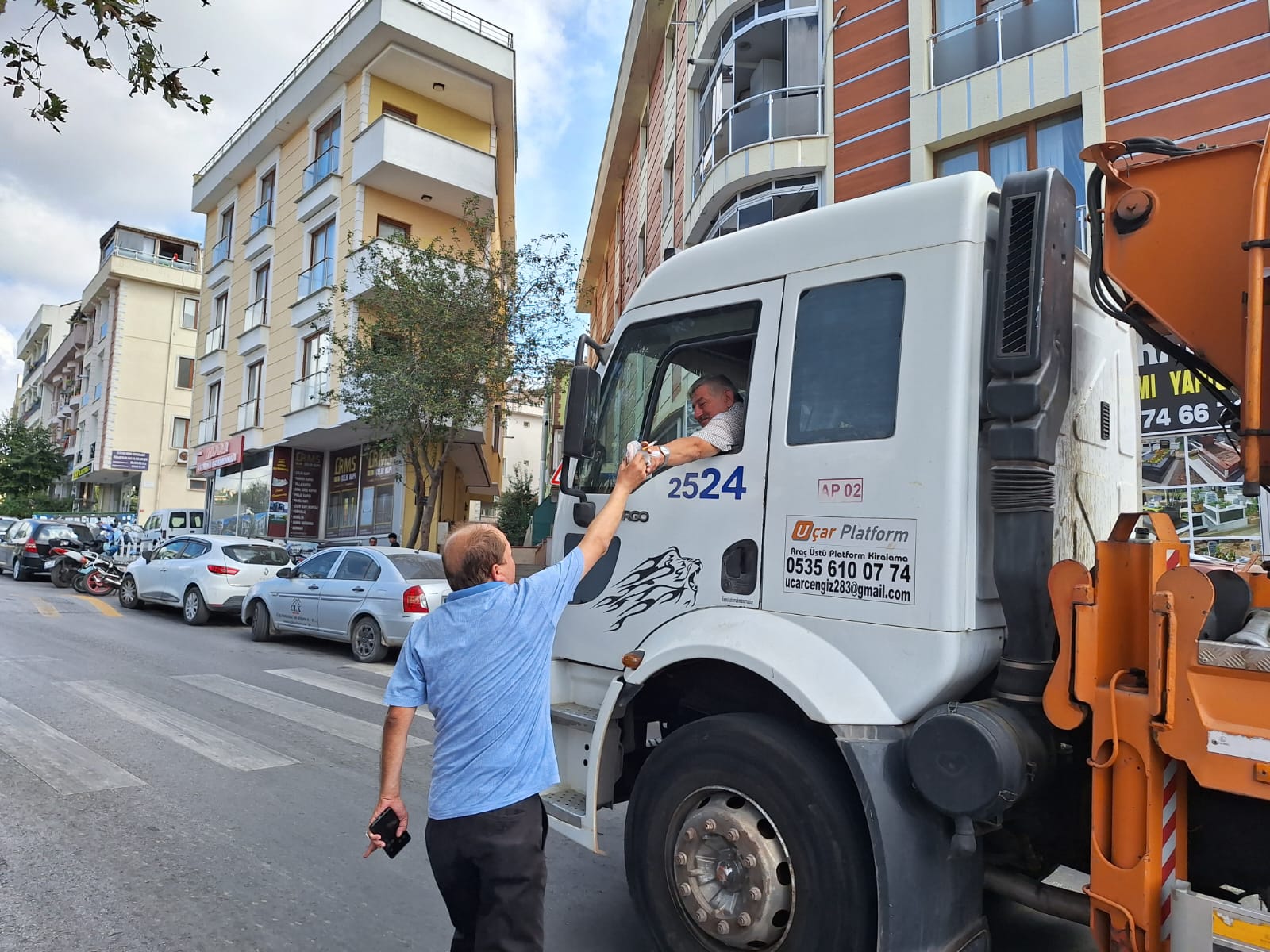 İş İnsanı Hakkı Çelik, Merkez Mahallesi Muhtarı Nuray Tak’ı Ziyaret Etti