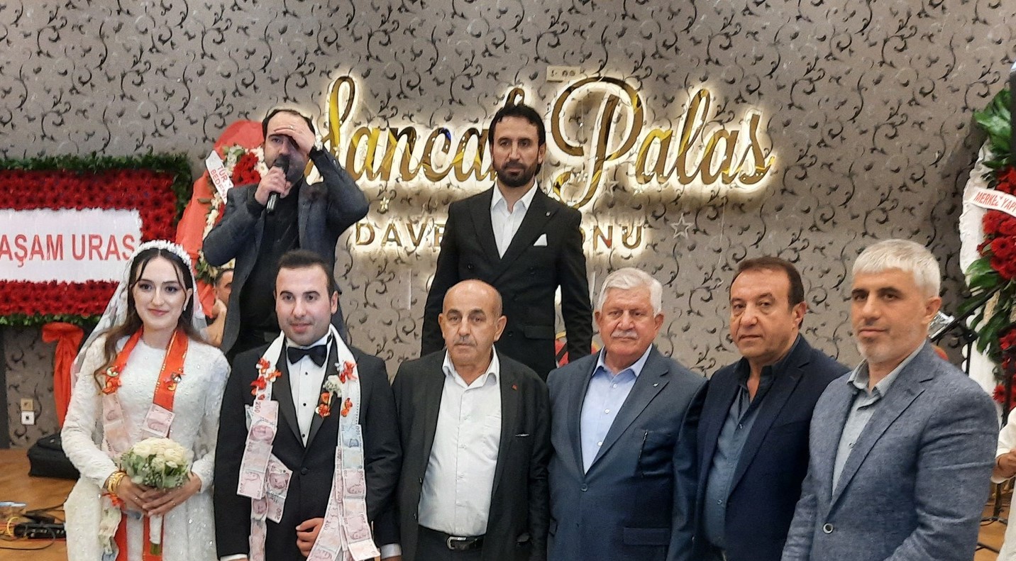 “İstanbul’un Gurur Kaynağı: Koç Ailesinin Büyüleyici Düğünü!”