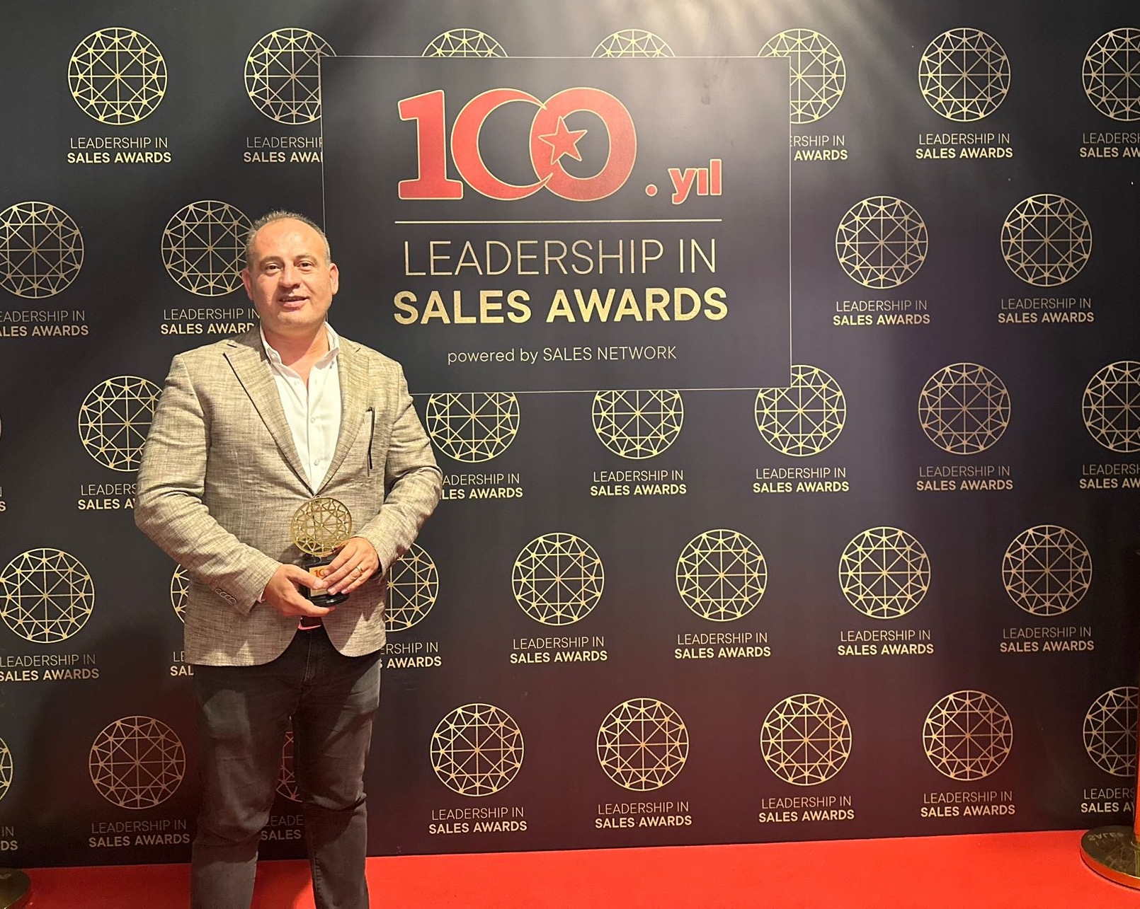 Teksüt Satış ve Pazarlama Direktörü  Murat Keleş’e 100. Yıl Liderlik Ödülü  