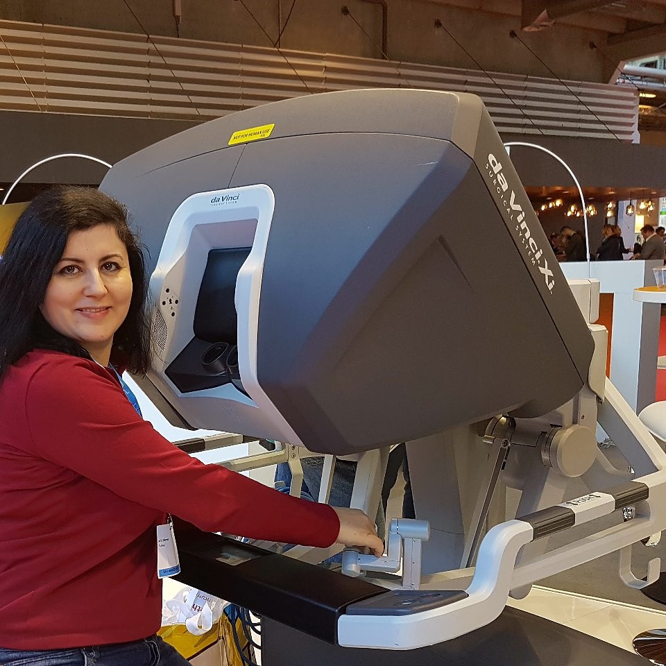 Kadın Ürolog Op. Dr. Ayşe Veyhürda Dikmen kanamasız idrar kaçırma ameliyatını anlattı