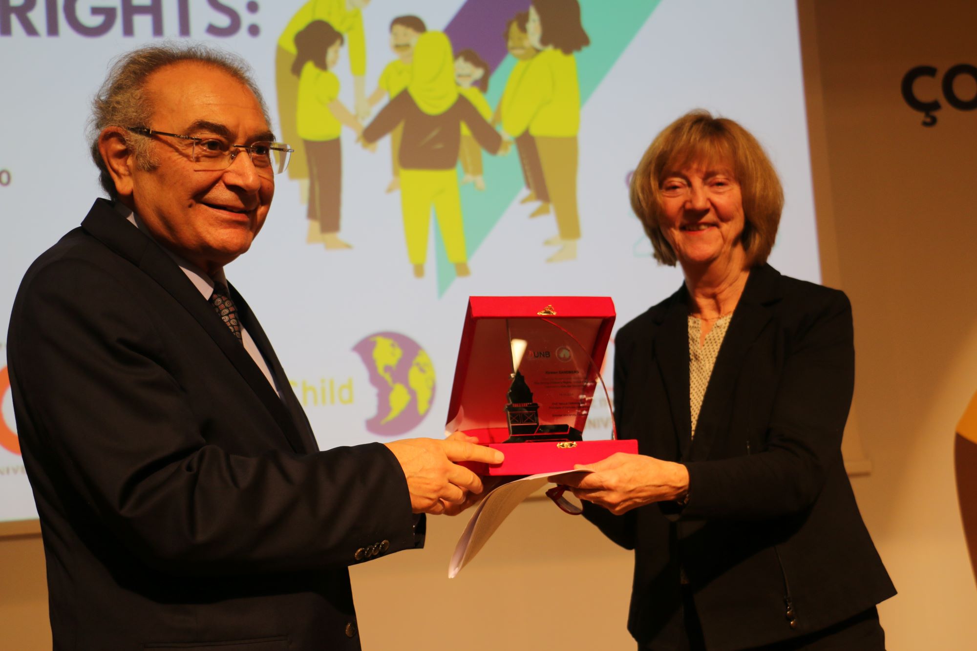 Filler dövüşüyor, çocuklar eziliyor…